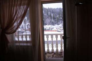 Отель Karpatskyi Maetok Славское Семейный номер с видом на горы-7